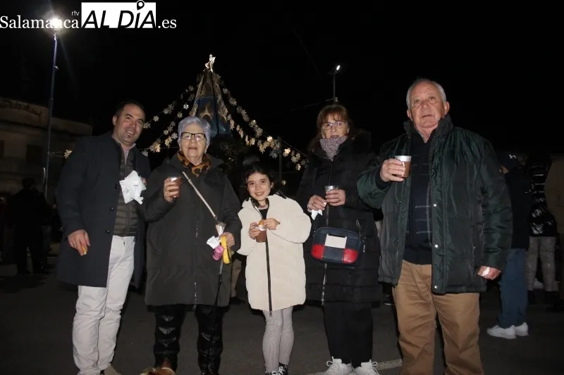 Villoruela inauguraba este domingo su gran árbol de navidad r