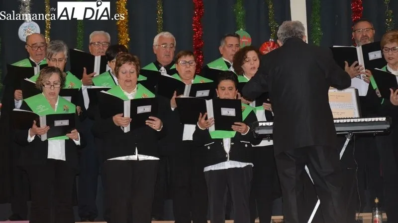 Foto 5 - El Coro Popular de Lumbrales estrena villancicos en su Concierto de Navidad