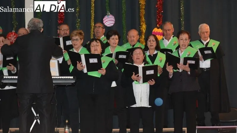 Foto 4 - El Coro Popular de Lumbrales estrena villancicos en su Concierto de Navidad