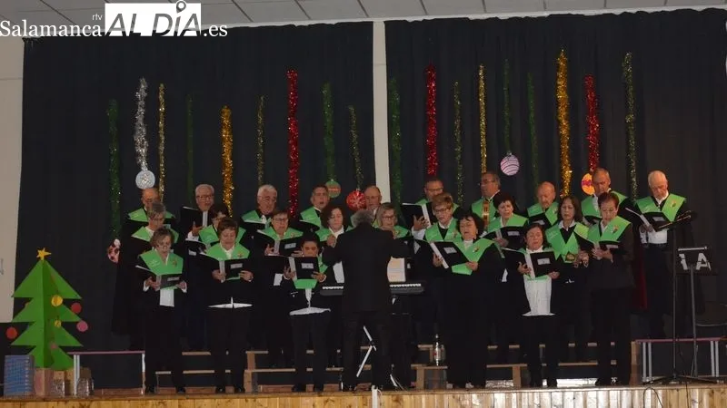 Foto 3 - El Coro Popular de Lumbrales estrena villancicos en su Concierto de Navidad