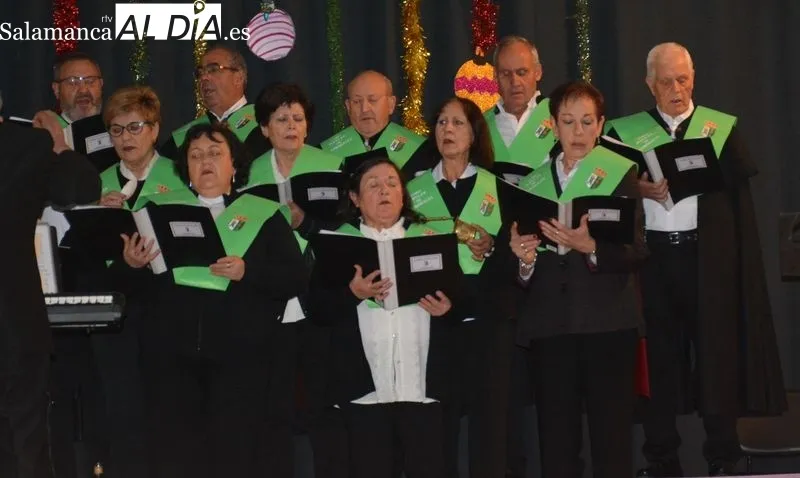 Foto 11 - El Coro Popular de Lumbrales estrena villancicos en su Concierto de Navidad