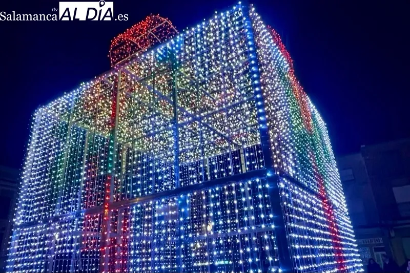 Peñaranda inauguraba este sábado la iluminación de la Navidad junto a la gran caja mágica de la Plaza de la Constitución