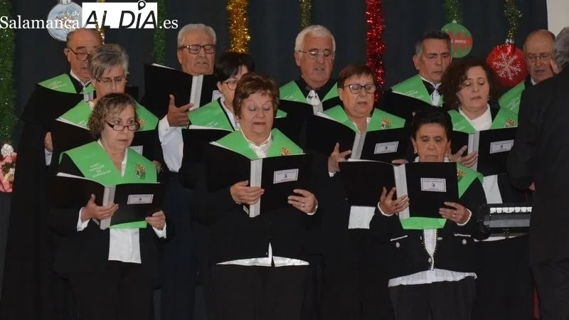 Foto 10 - El Coro Popular de Lumbrales estrena villancicos en su Concierto de Navidad