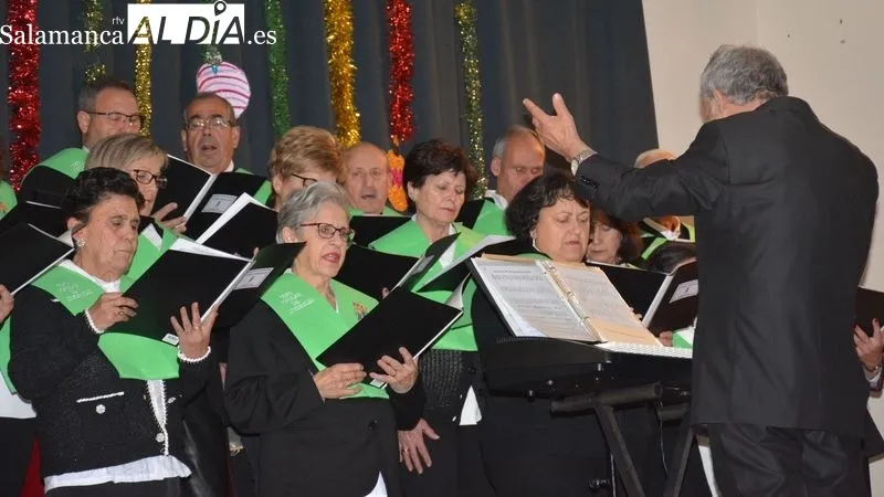 Foto 9 - El Coro Popular de Lumbrales estrena villancicos en su Concierto de Navidad