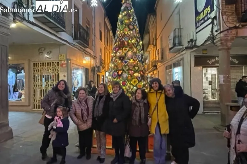 El grupo Ganchilleras en Acción visitaba el gran árbol de navidad que han tejido