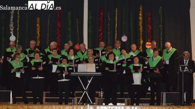 Foto 8 - El Coro Popular de Lumbrales estrena villancicos en su Concierto de Navidad