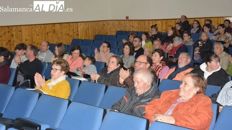 Foto 7 - El Coro Popular de Lumbrales estrena villancicos en su Concierto de Navidad