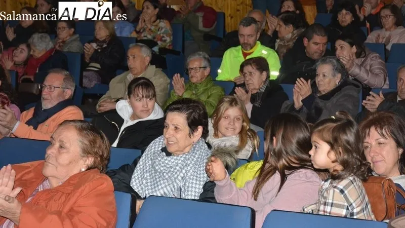Foto 6 - El Coro Popular de Lumbrales estrena villancicos en su Concierto de Navidad