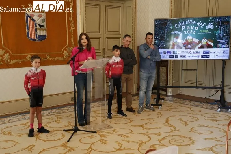 La concejala de Deportes, Almudena Parres, presentaba esta mañana la prueba deportiva junto a la organización, el Club Deportivo Ciclista Promesal, el exciclista Lale Cubino y niños de la escuela ciclista. Foto de David Sañudo