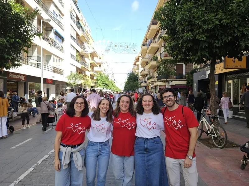 Claudia Hernández junto a compañeros de los Sagrados Corazones.