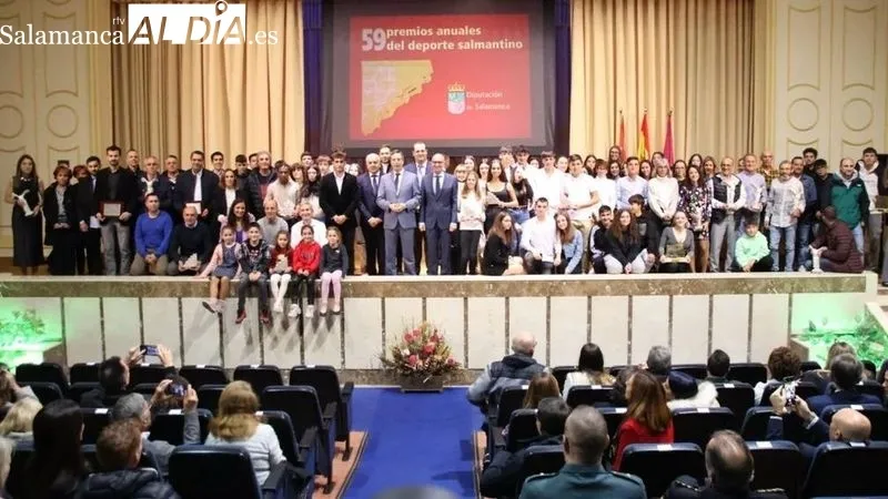 Un grupo de padres, alumnos y monitores acudieron a recoger el premio