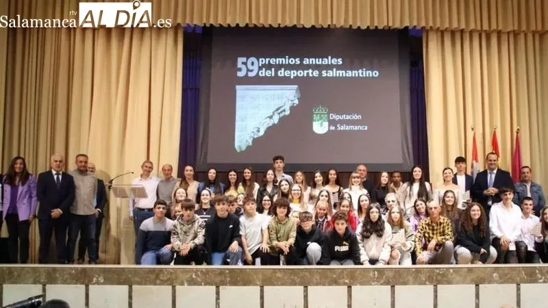 Un grupo de padres, alumnos y monitores acudieron a recoger el premio