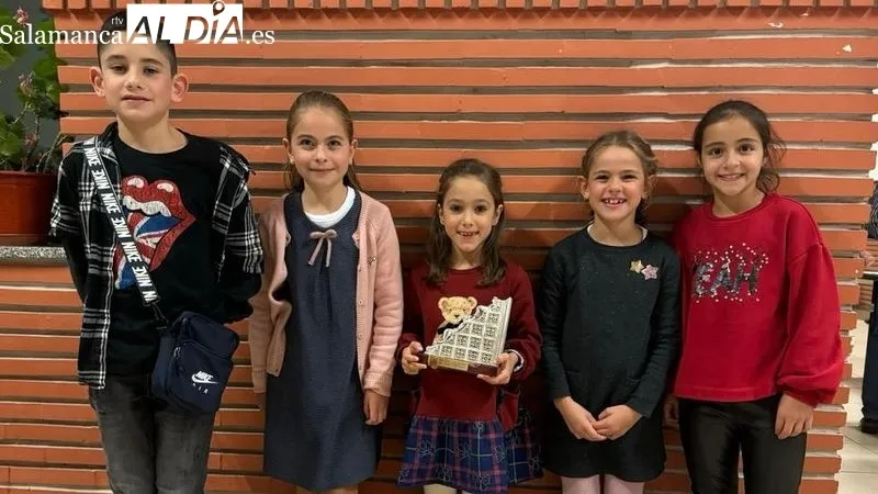 Un grupo de padres, alumnos y monitores acudieron a recoger el premio