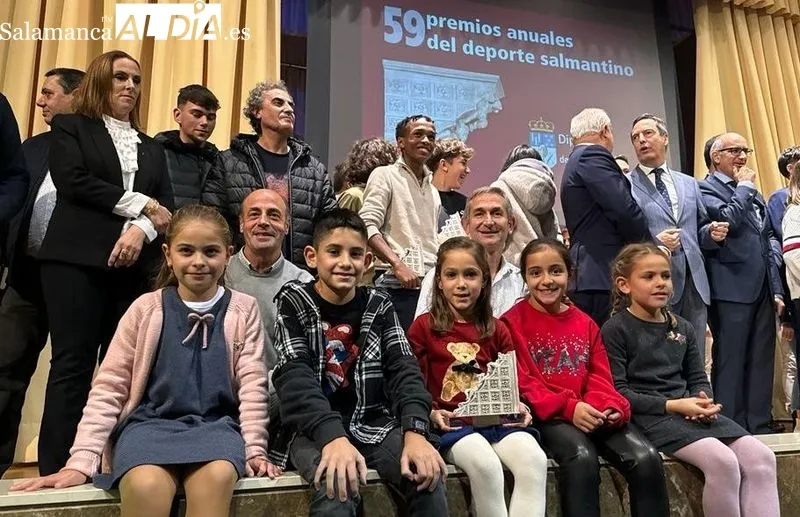 Un grupo de padres, alumnos y monitores acudieron a recoger el premio