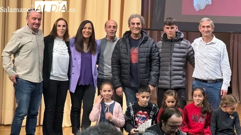 Un grupo de padres, alumnos y monitores acudieron a recoger el premio