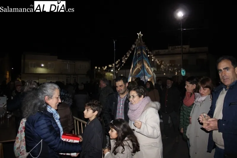 Villoruela inauguraba este domingo su gran árbol de navidad r