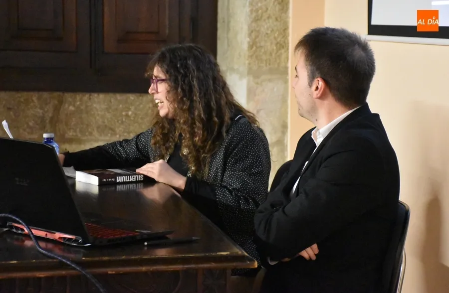 Foto 2 - Lleno total en la presentaci&oacute;n en Ciudad Rodrigo de la nueva novela de Rub&eacute;n Juy
