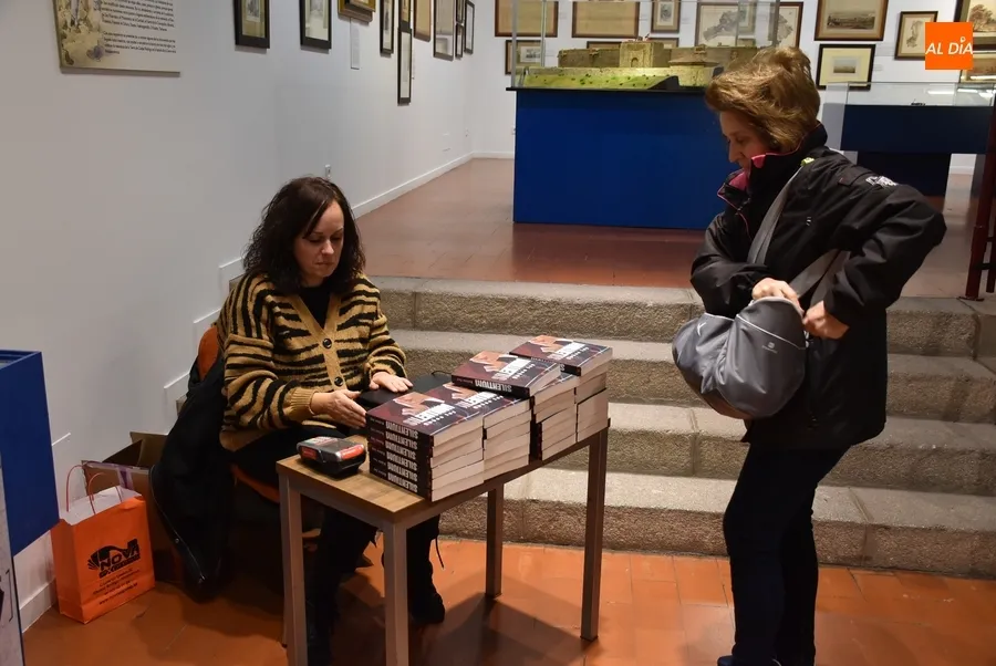 Foto 3 - Lleno total en la presentaci&oacute;n en Ciudad Rodrigo de la nueva novela de Rub&eacute;n Juy