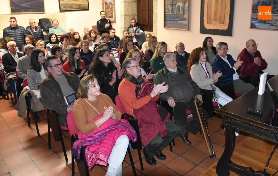 Foto 4 - Lleno total en la presentaci&oacute;n en Ciudad Rodrigo de la nueva novela de Rub&eacute;n Juy