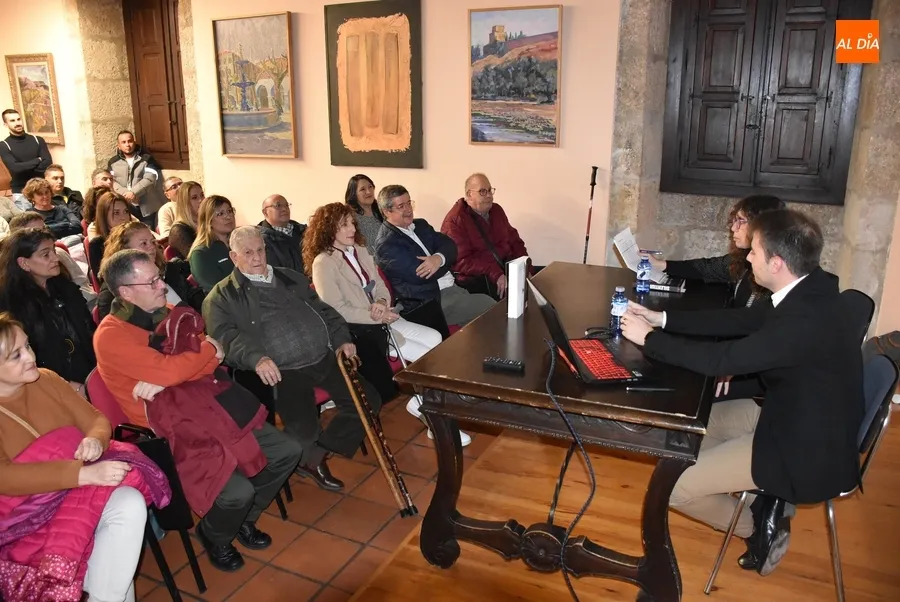Foto 6 - Lleno total en la presentaci&oacute;n en Ciudad Rodrigo de la nueva novela de Rub&eacute;n Juy