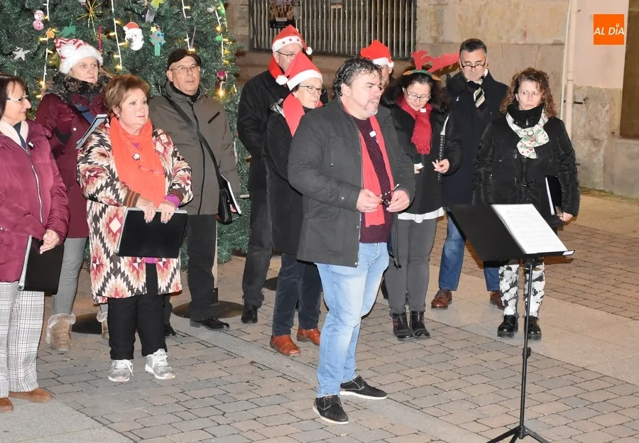 Foto 2 - Renacer a&ntilde;ade dos voces en su nueva actuaci&oacute;n junto al &aacute;rbol navide&ntilde;o de la calle Madrid