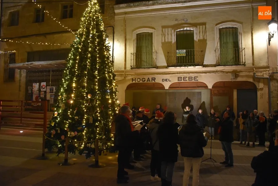Foto 4 - Renacer a&ntilde;ade dos voces en su nueva actuaci&oacute;n junto al &aacute;rbol navide&ntilde;o de la calle Madrid