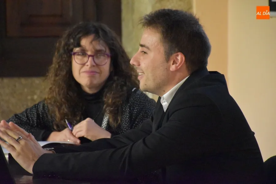 Foto 9 - Lleno total en la presentaci&oacute;n en Ciudad Rodrigo de la nueva novela de Rub&eacute;n Juy