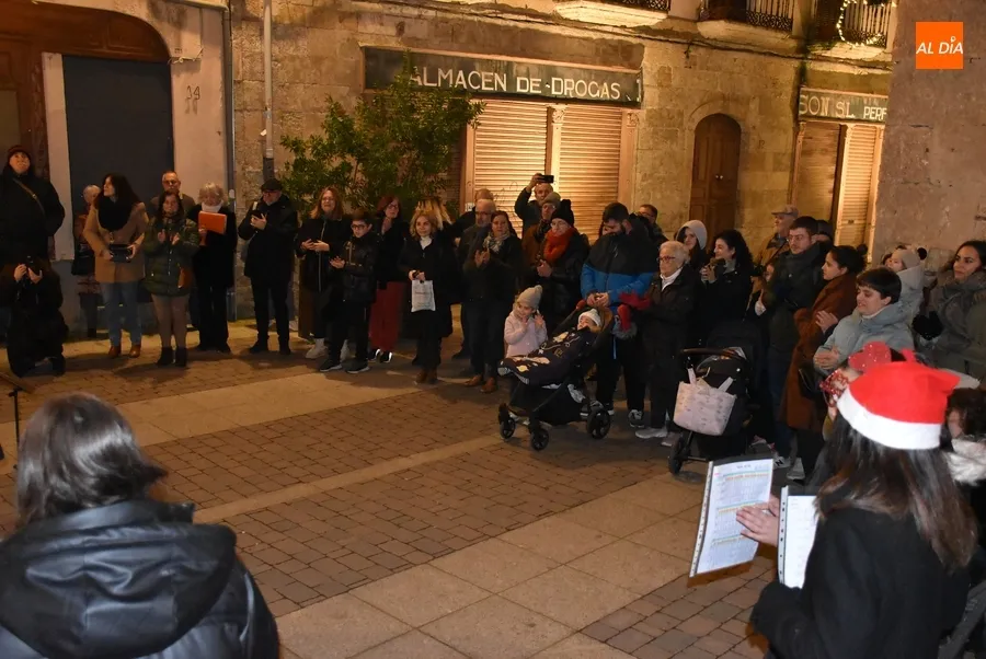 Foto 5 - Renacer a&ntilde;ade dos voces en su nueva actuaci&oacute;n junto al &aacute;rbol navide&ntilde;o de la calle Madrid