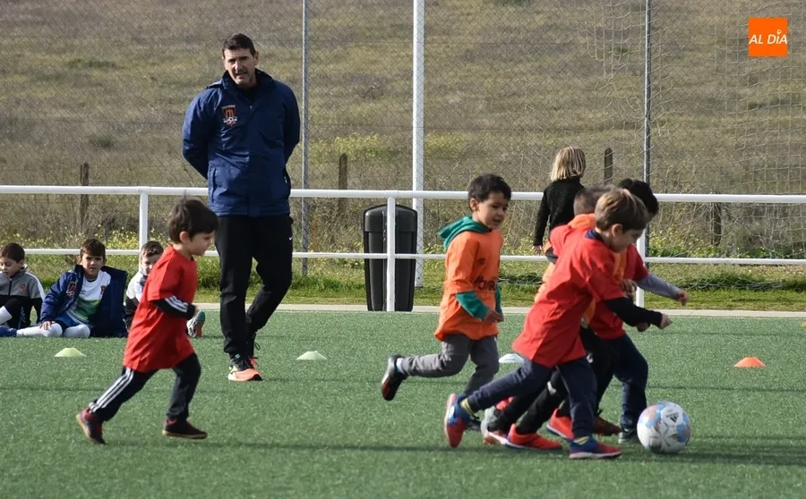 Foto 6 - Los participantes en la Liga Comarcal Prebenjam&iacute;n del Ciudad Rodrigo CF estrenan sus equipaciones