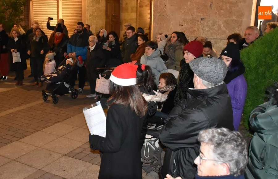 Foto 6 - Renacer a&ntilde;ade dos voces en su nueva actuaci&oacute;n junto al &aacute;rbol navide&ntilde;o de la calle Madrid