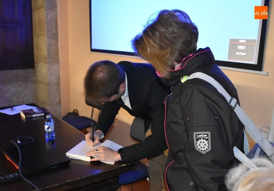 Foto 11 - Lleno total en la presentaci&oacute;n en Ciudad Rodrigo de la nueva novela de Rub&eacute;n Juy