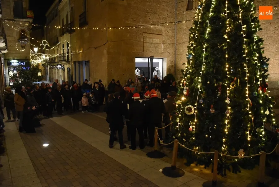 Foto 8 - Renacer a&ntilde;ade dos voces en su nueva actuaci&oacute;n junto al &aacute;rbol navide&ntilde;o de la calle Madrid