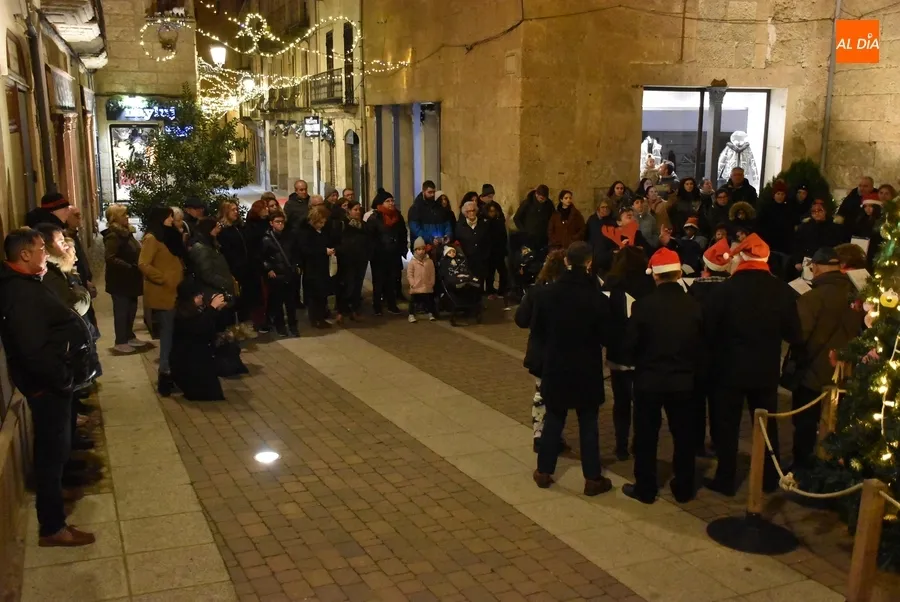 Foto 9 - Renacer a&ntilde;ade dos voces en su nueva actuaci&oacute;n junto al &aacute;rbol navide&ntilde;o de la calle Madrid