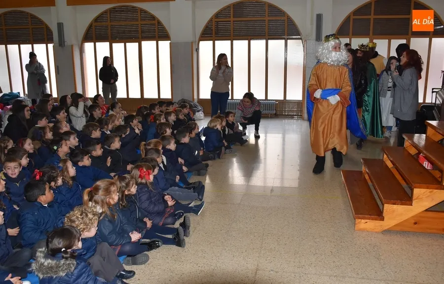 Foto 2 - Los Reyes Magos toman contacto con los alumnos y profesores de Misioneras-Santa Teresa