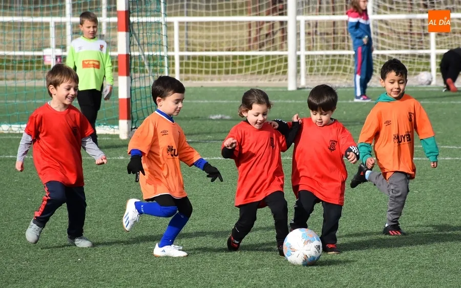Foto 10 - Los participantes en la Liga Comarcal Prebenjam&iacute;n del Ciudad Rodrigo CF estrenan sus equipaciones