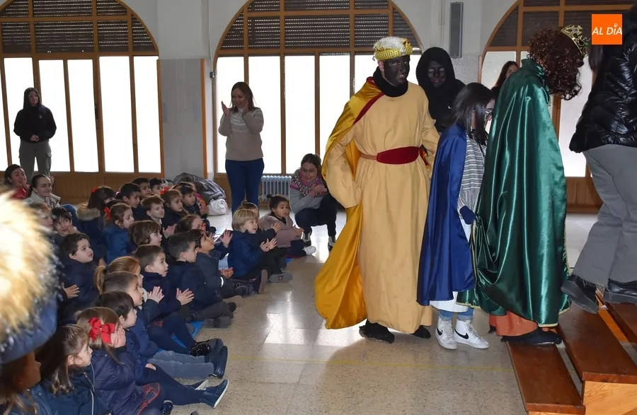 Foto 3 - Los Reyes Magos toman contacto con los alumnos y profesores de Misioneras-Santa Teresa