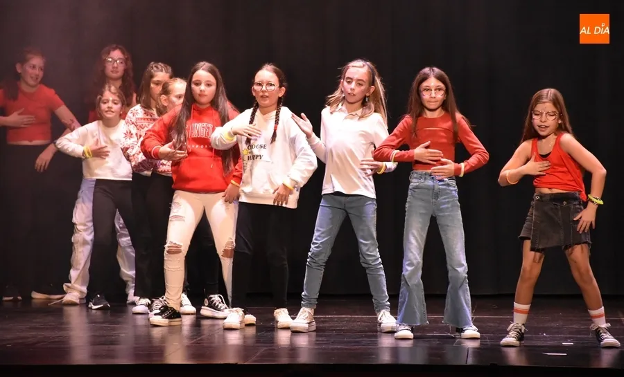 Foto 3 - Recaudados 1.458&euro; en la Gala Ben&eacute;fica organizada por las Zumba Sisters a favor de la AECC