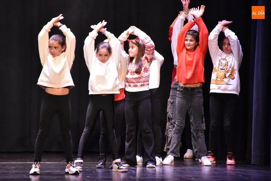 Foto 4 - Recaudados 1.458&euro; en la Gala Ben&eacute;fica organizada por las Zumba Sisters a favor de la AECC