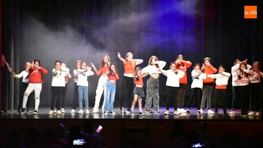 Foto 5 - Recaudados 1.458&euro; en la Gala Ben&eacute;fica organizada por las Zumba Sisters a favor de la AECC