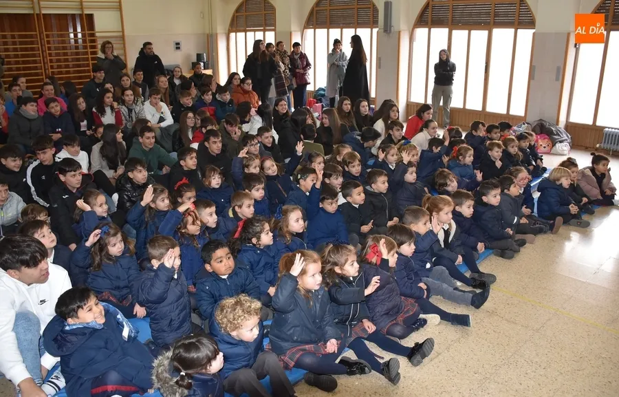 Foto 4 - Los Reyes Magos toman contacto con los alumnos y profesores de Misioneras-Santa Teresa