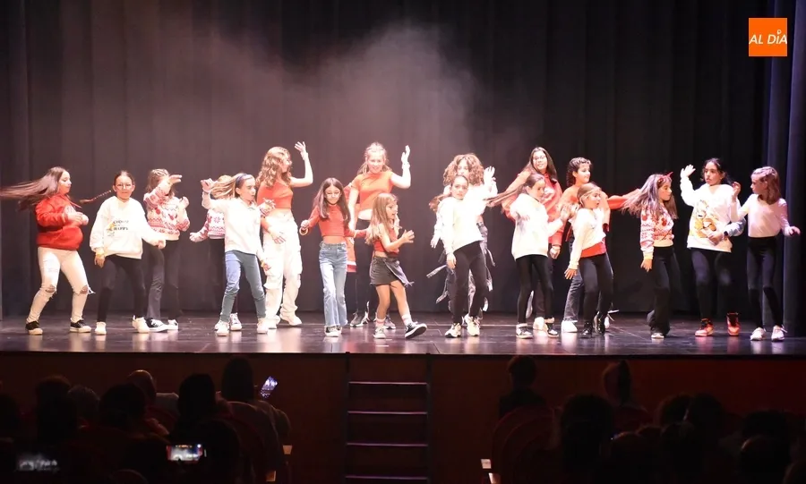 Foto 6 - Recaudados 1.458&euro; en la Gala Ben&eacute;fica organizada por las Zumba Sisters a favor de la AECC