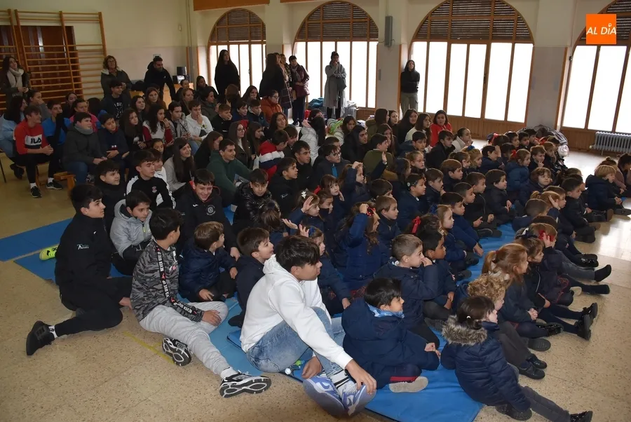 Foto 5 - Los Reyes Magos toman contacto con los alumnos y profesores de Misioneras-Santa Teresa