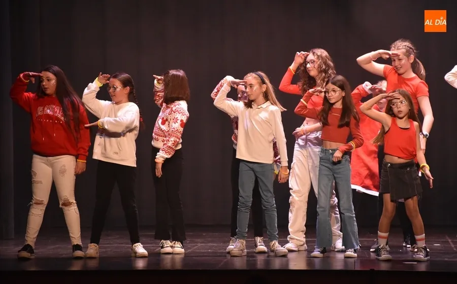 Foto 7 - Recaudados 1.458&euro; en la Gala Ben&eacute;fica organizada por las Zumba Sisters a favor de la AECC