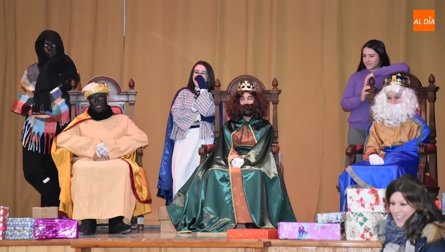 Foto 6 - Los Reyes Magos toman contacto con los alumnos y profesores de Misioneras-Santa Teresa