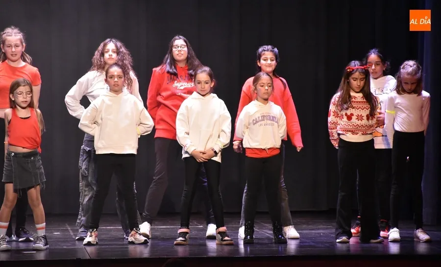 Foto 8 - Recaudados 1.458&euro; en la Gala Ben&eacute;fica organizada por las Zumba Sisters a favor de la AECC