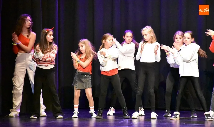 Foto 9 - Recaudados 1.458&euro; en la Gala Ben&eacute;fica organizada por las Zumba Sisters a favor de la AECC