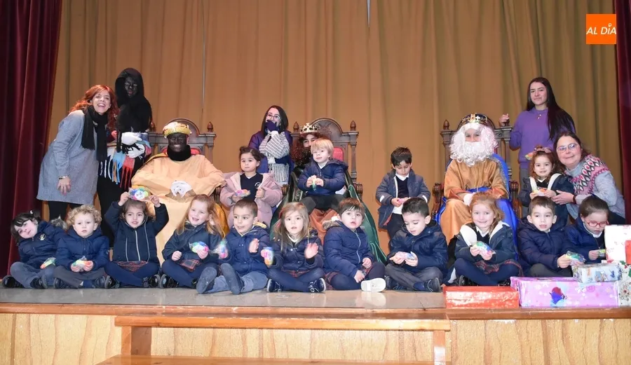 Foto 7 - Los Reyes Magos toman contacto con los alumnos y profesores de Misioneras-Santa Teresa