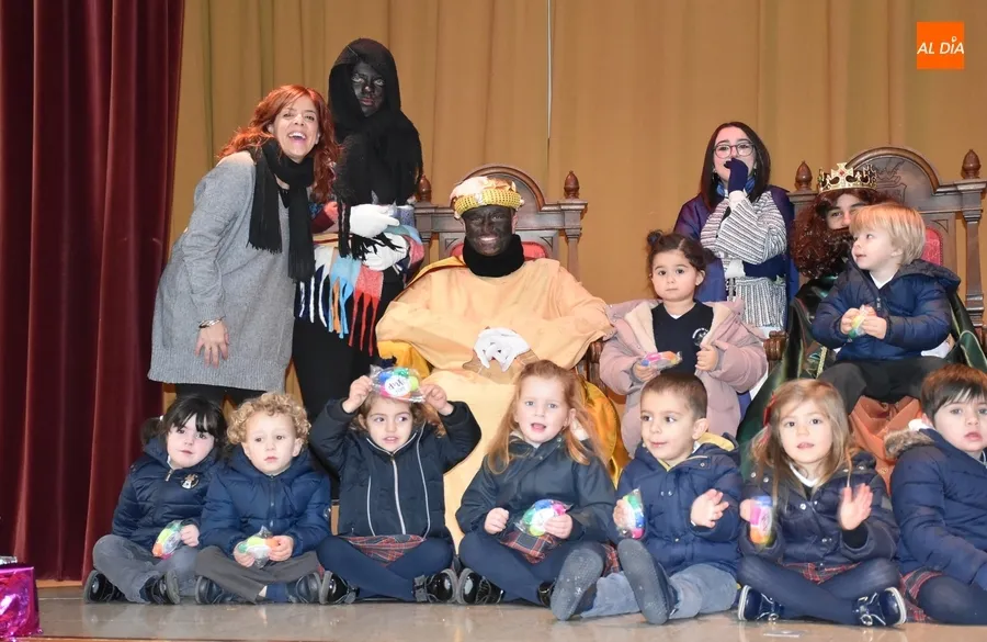 Foto 8 - Los Reyes Magos toman contacto con los alumnos y profesores de Misioneras-Santa Teresa