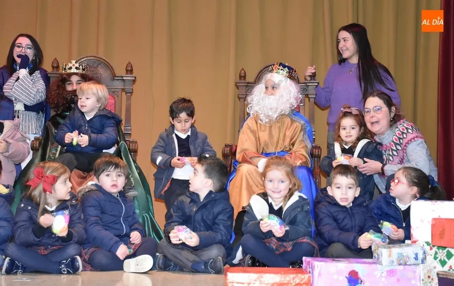 Foto 9 - Los Reyes Magos toman contacto con los alumnos y profesores de Misioneras-Santa Teresa