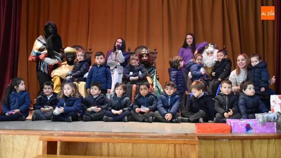 Foto 10 - Los Reyes Magos toman contacto con los alumnos y profesores de Misioneras-Santa Teresa
